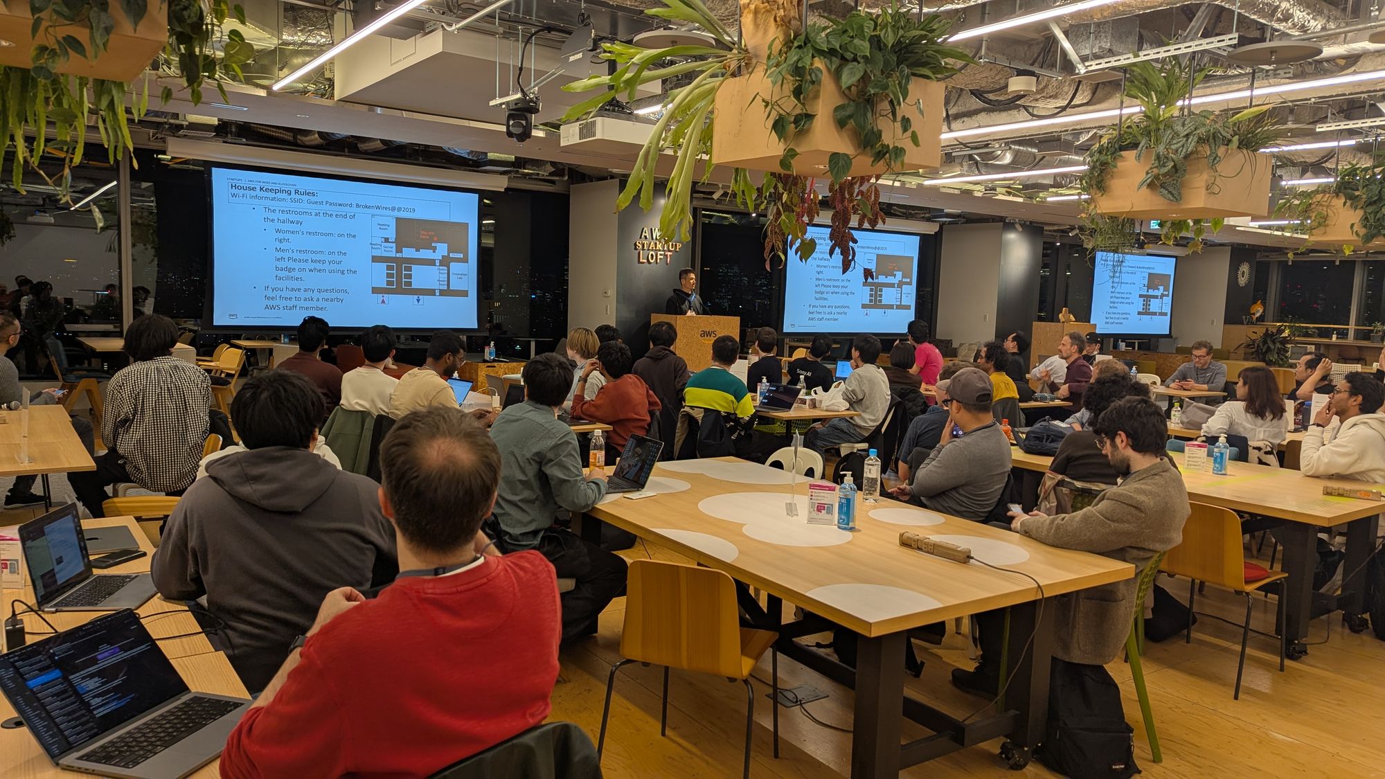 Speaker and audience at the Tokyo AI TAI AAI #08 - Offline Reinforcement Learning event.