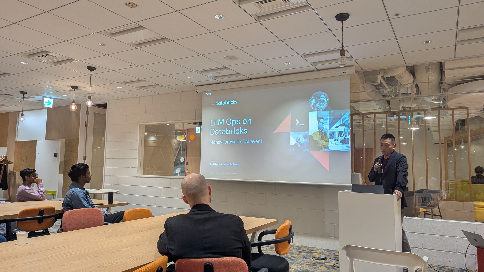 「TAI AMA #13 - LLM Ops on Databricks」の講演風景。