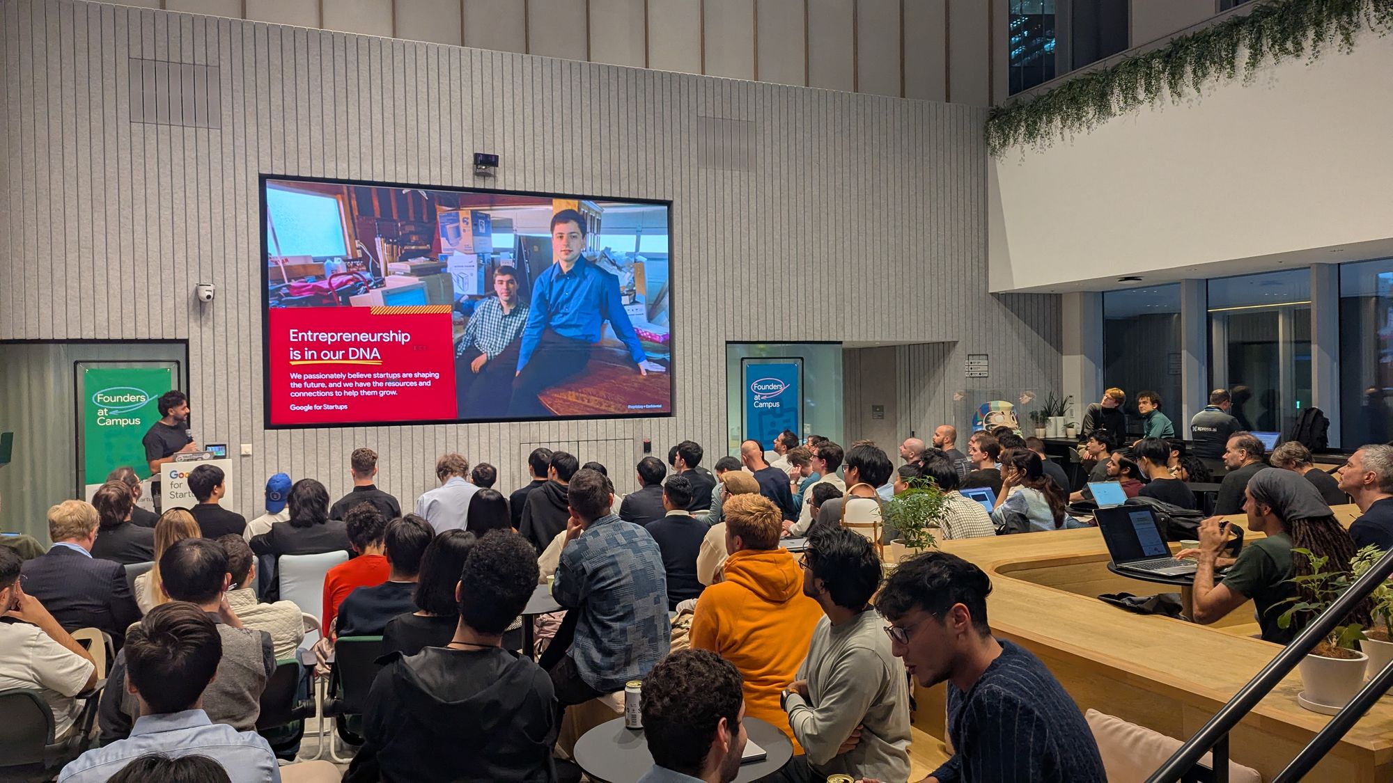 Tokyo AIのMistral AI Meetup in Tokyoイベントの登壇者と聴衆。