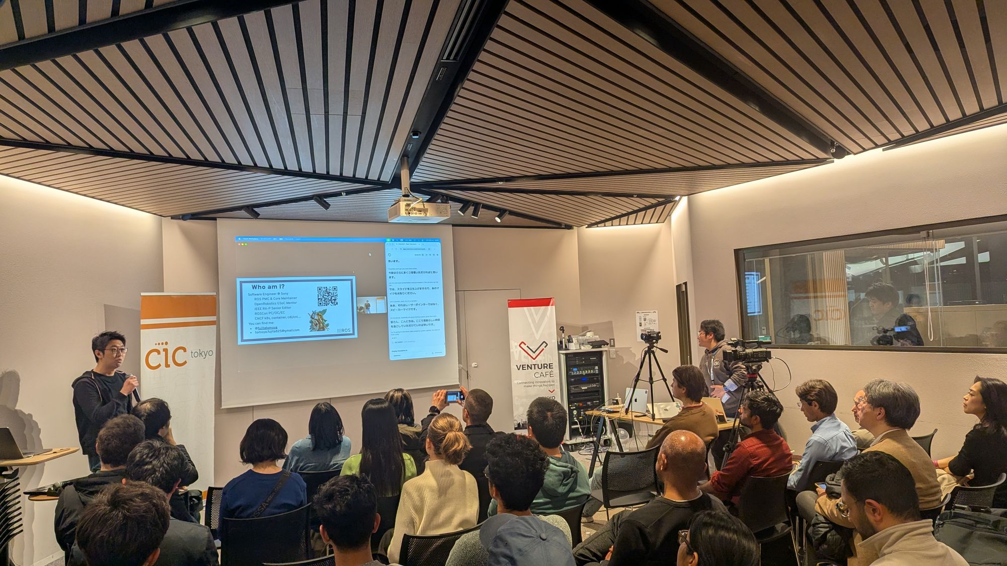 「Scaling Physical AI - From Embodied Intelligence to Real-World Systems」の講演風景。