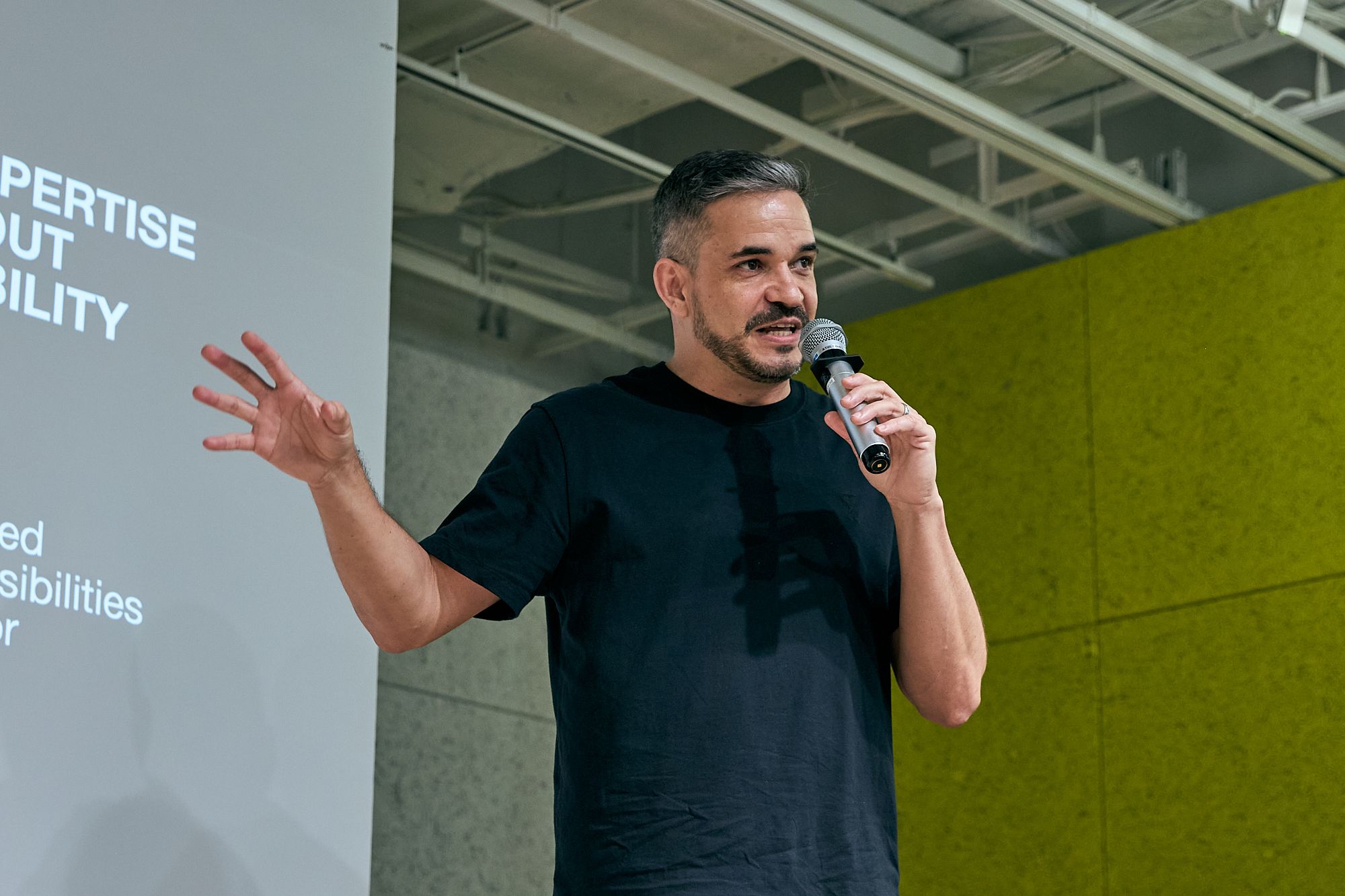 「Applied AI in Brand Architecture」の講演風景。